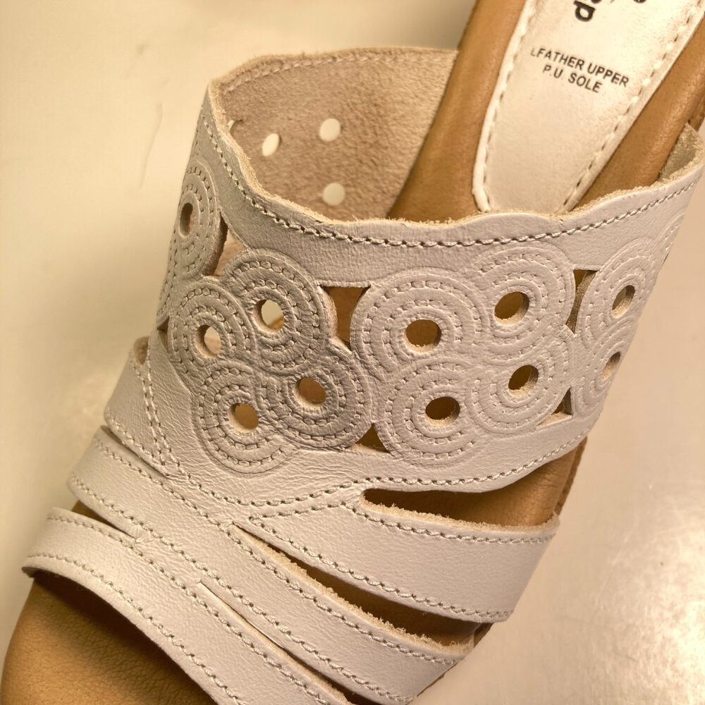 Spring Step Laser Cut Wedge Leather Sandals Size US 7 /  Eur 38 - Picture 3 of 6
